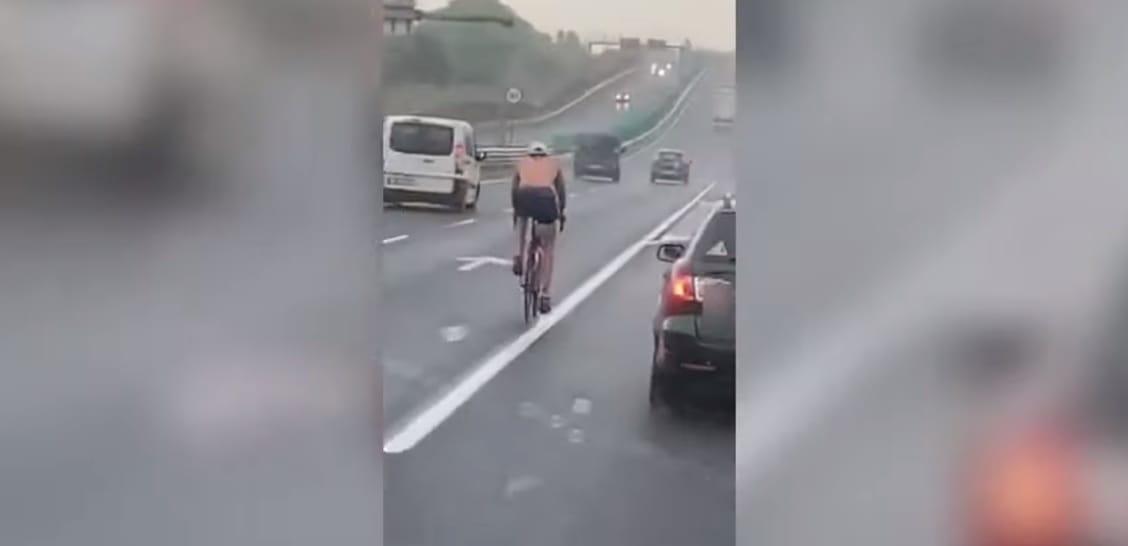 A legnagyobb természetességgel biciklizett egy férfi az M7-esen