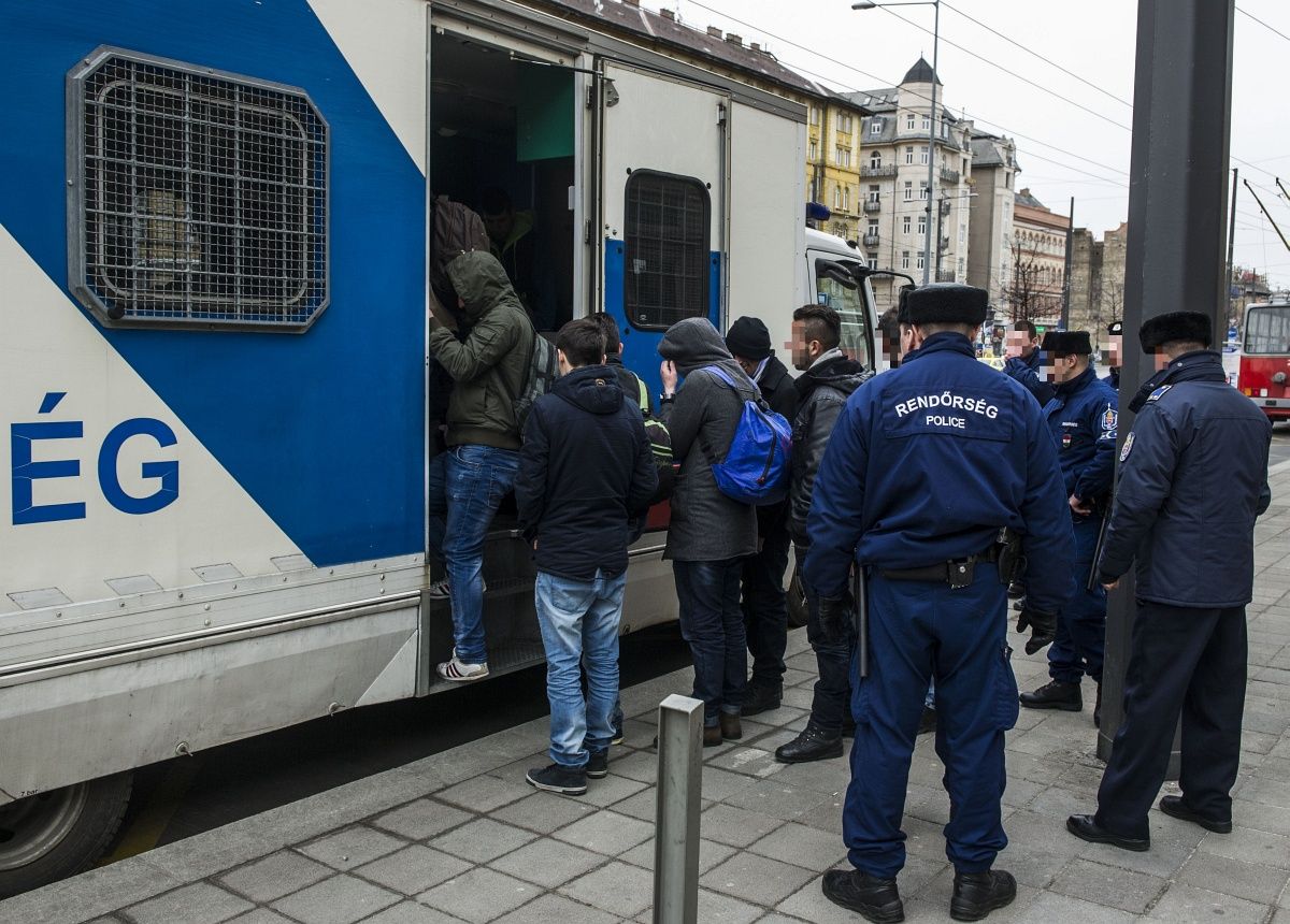 Orbán már a látszatra sem ad menekültügyben