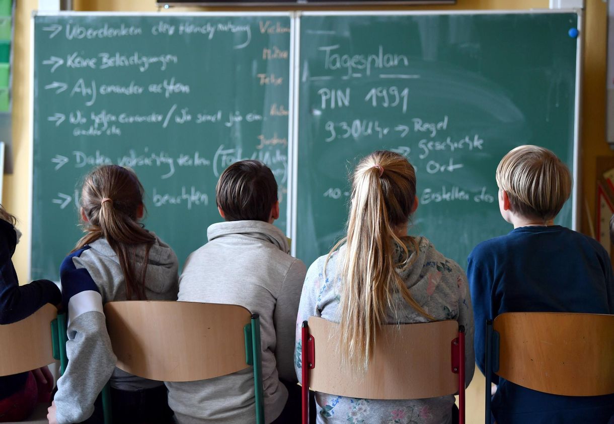 Nem csak tanárhiány van: hiányzik a rendszerből 14 ezer segítő is