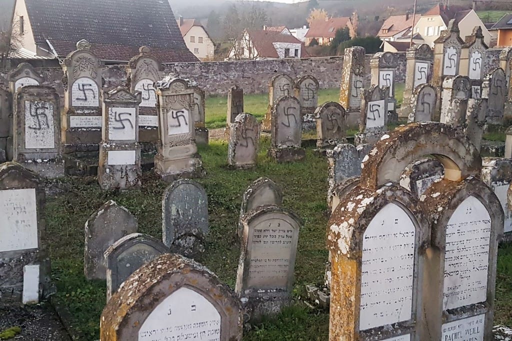 Több mint száz zsidó sírra festettek horogkeresztet Franciaországban