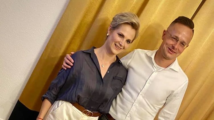 Szijjártó Péter olyan külügyminiszterrel pózol, aki csak eljátssza