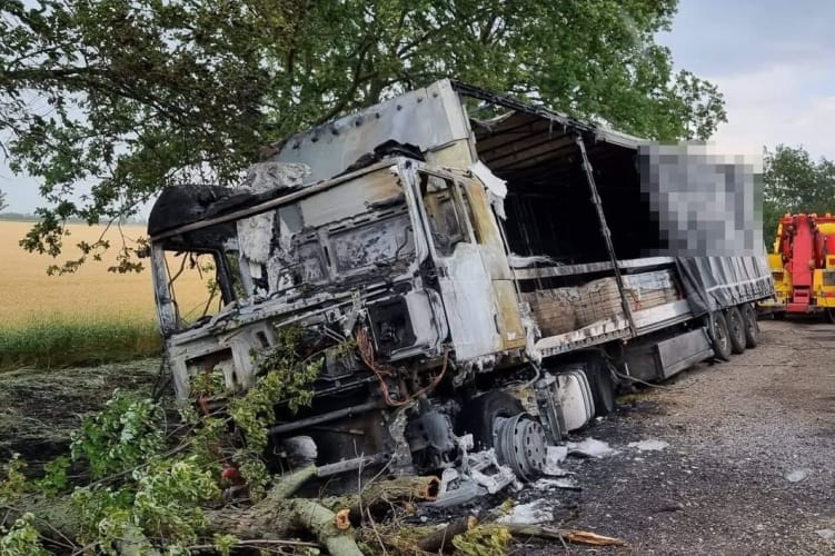 Teljesen leégett egy kamion a 4-es úton – ittas volt a sofőr