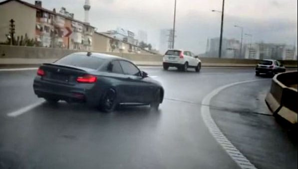 Nem éppen követendő, de látványos feldriftelni az autópályára – videó