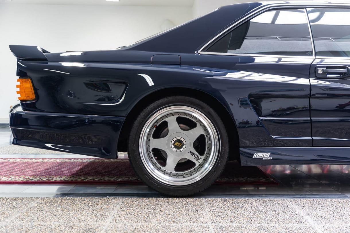 A nyolcvanas évek legjava egy ilyen Mercedes 560 SEC Koenig