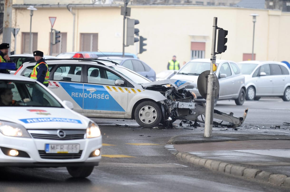 Fotók: rendőrautó karambolozott Budapesten
