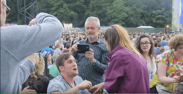 Lánykérést vettek videóra a zenei fesztivál forgatagában
