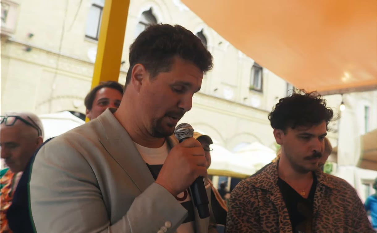 Egyszer csak énekelni kezdett a Katona József Színház társulata a Mikszáth téren