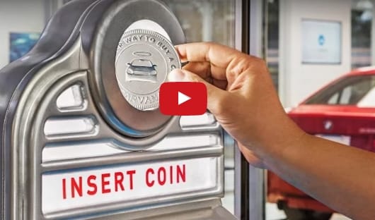 A világ legmenőbb autókereskedése pont úgy működik, mint egy csokiautomata - videó