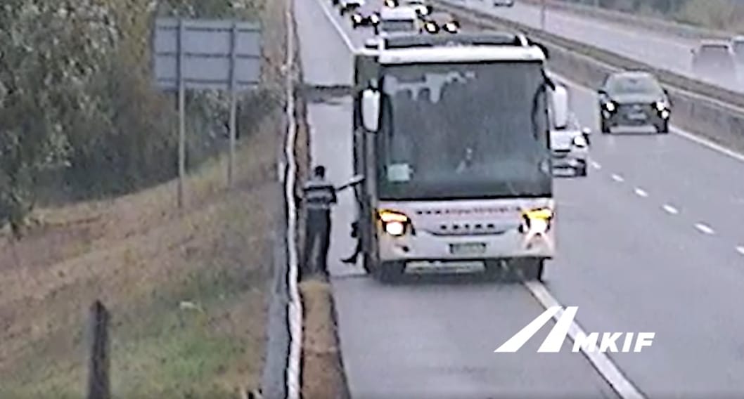 Ilyet még a közutasok sem nagyon láttak, ami az M3-ason történt egy busszal – videó