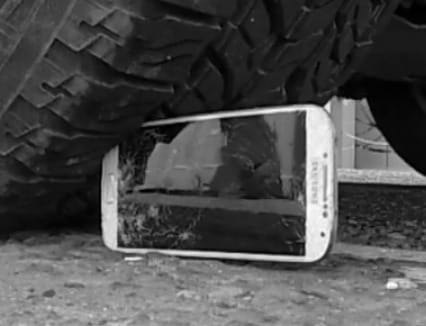 Videó: iPhone 5 vs. Galaxy S4 strapateszt