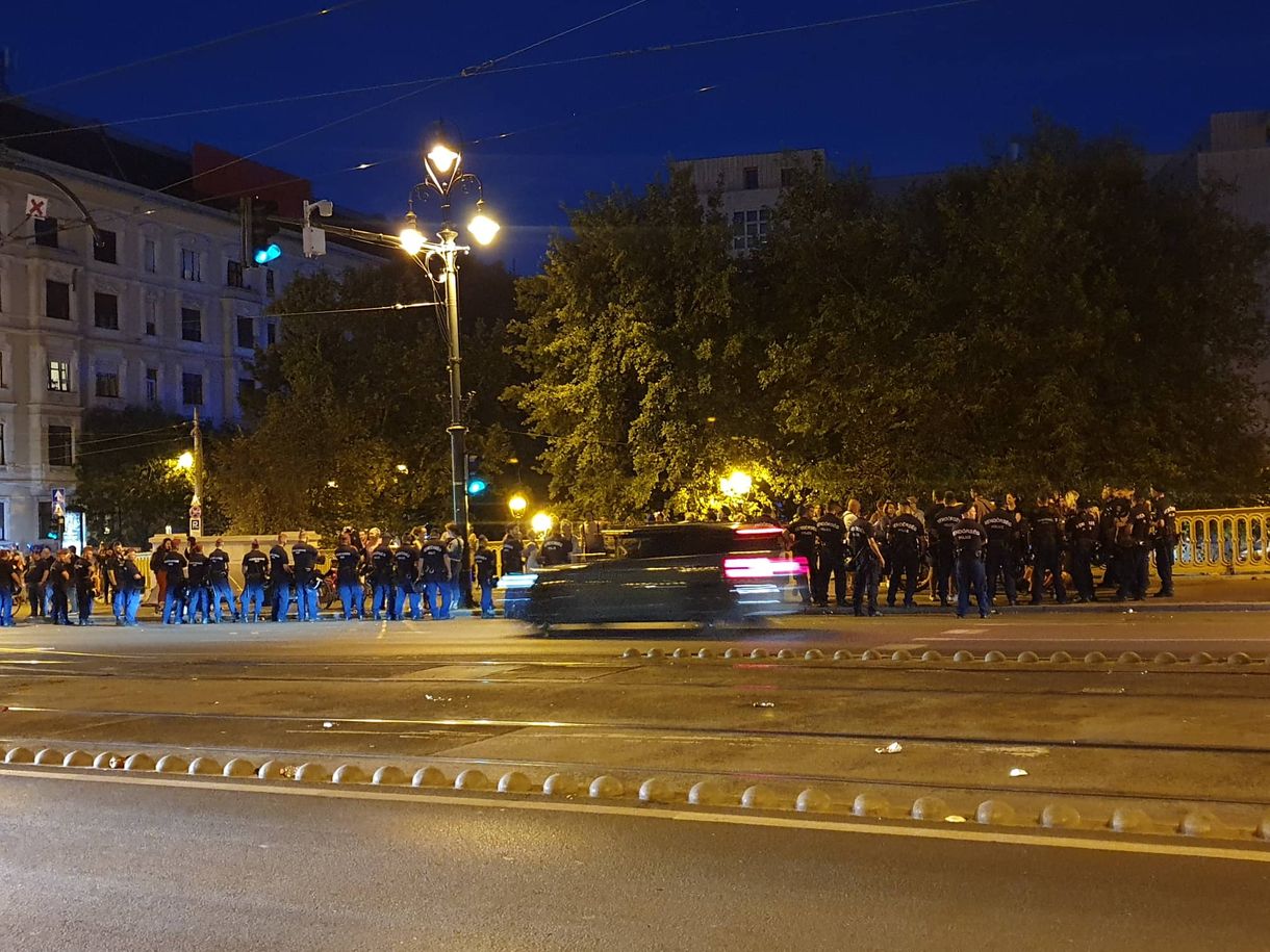 Megindult a forgalom a Margit hídon, a rendőrök nem engedik le a tüntetőket a járdáról