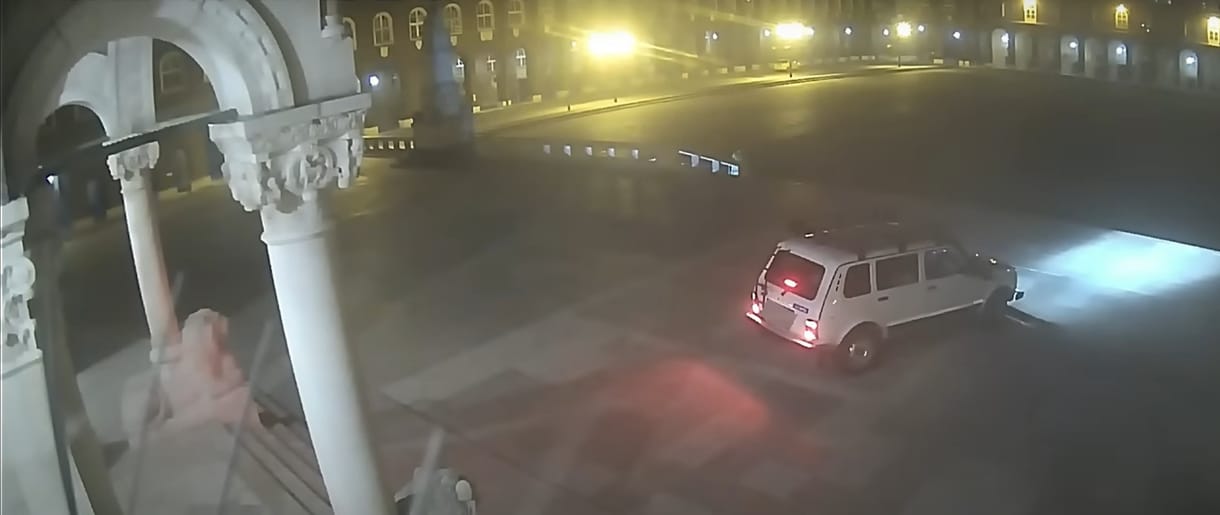 Terepjáróval hajtott fel egy férfi a szegedi Dóm lépcsőjén, hogy táncoljon – videó
