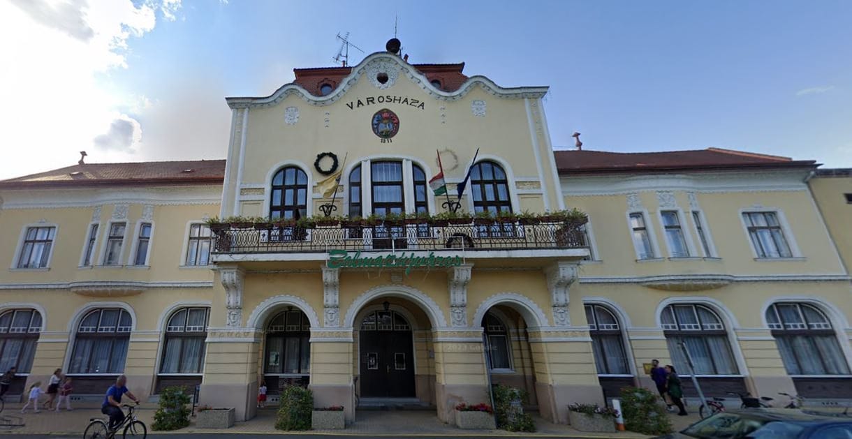 Három hónapja nem kapnak fizetést a balmazújvárosi önkormányzat dolgozói, a polgármester a Fideszt hibáztatja