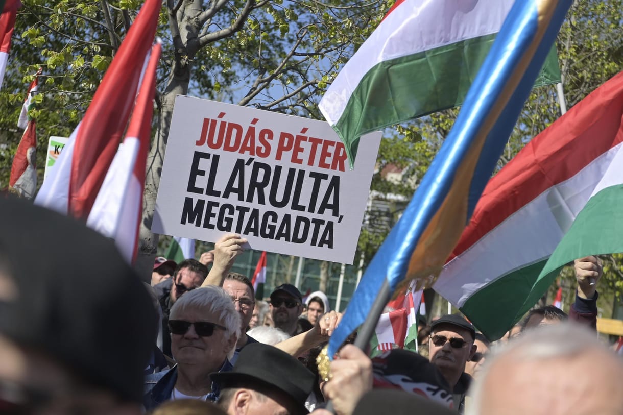 Több százan gyűltek össze Bayer Zsolt tüntetésén, ahol Kollár Kinga kijelentése ellen tiltakoztak