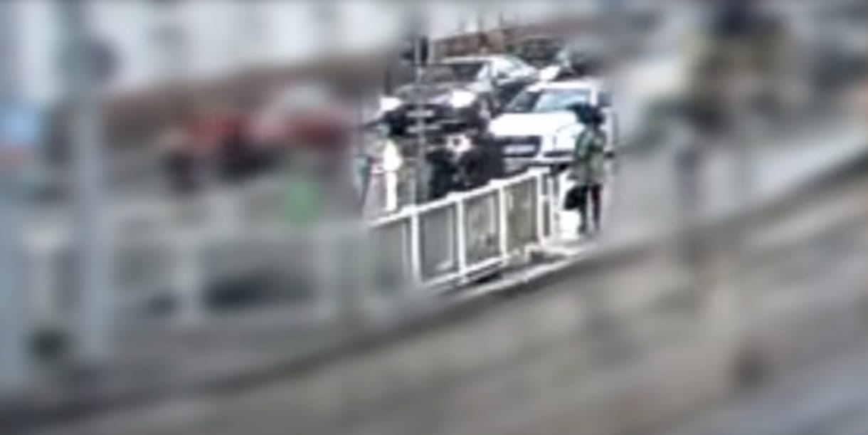 Videó: járókelők között raboltak ki egy idős férfit Ferencvárosban, senki sem állt meg segíteni