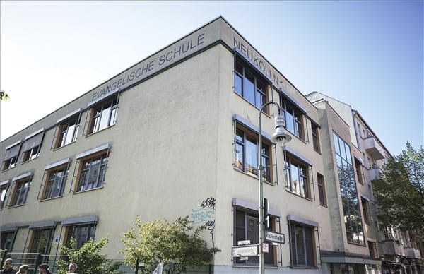 Két kislányt sebesített meg egy késes támadó egy berlini iskolában