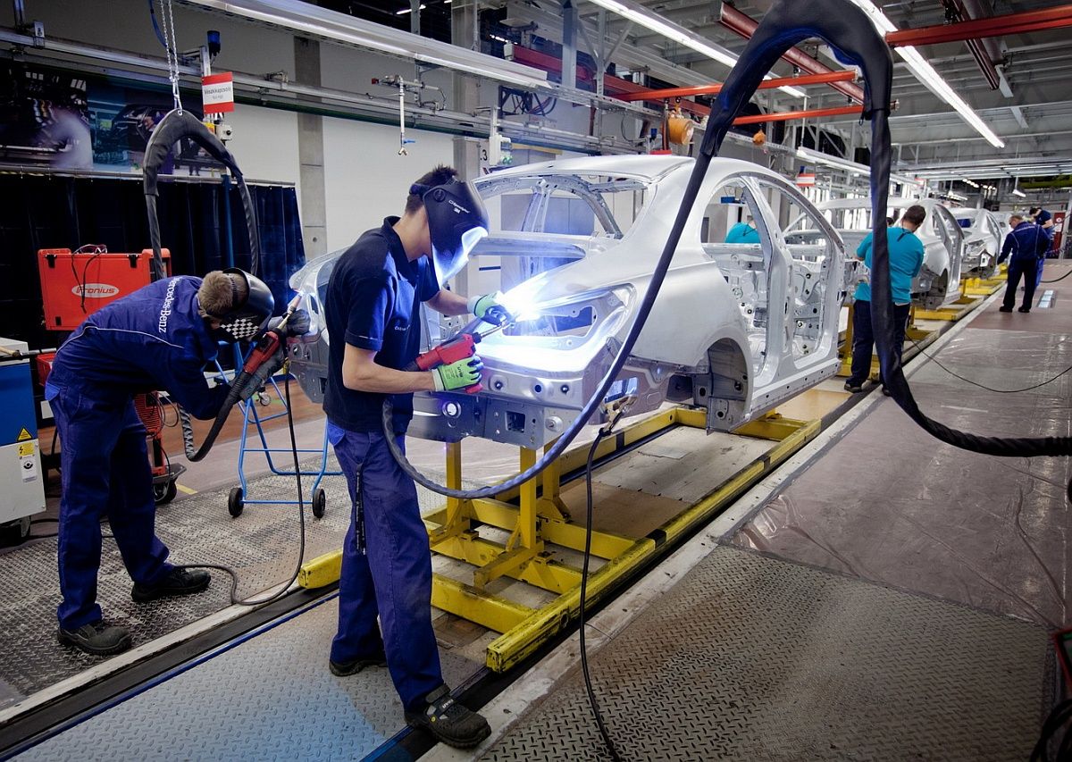 Azt mondja a Mercedes, hogy nem visz ki pénzt Magyarországról