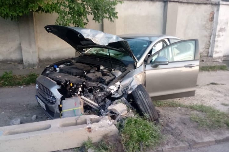 Hármas karambol volt Ferencvárosban, egy villanyoszlop is kidőlt