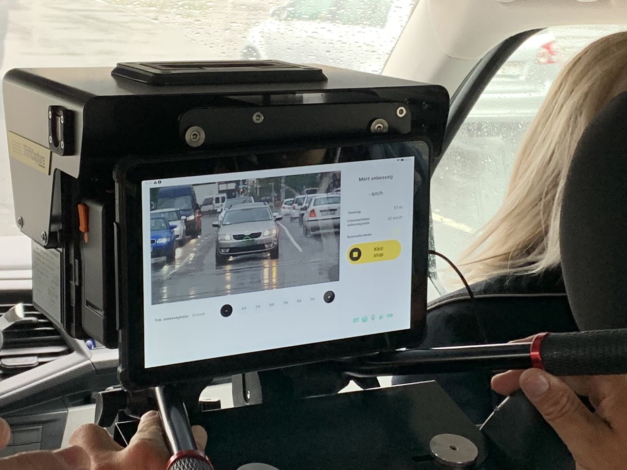 Pert nyert egy amerikai, akit megakadályoztak, hogy a traffipaxra figyelmeztessen – de mi a helyzet nálunk?