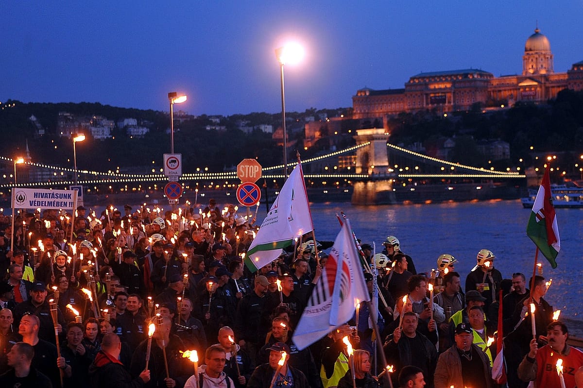 Nyugdíjas tűzoltó gyújtotta fel az izraeli zászlót
