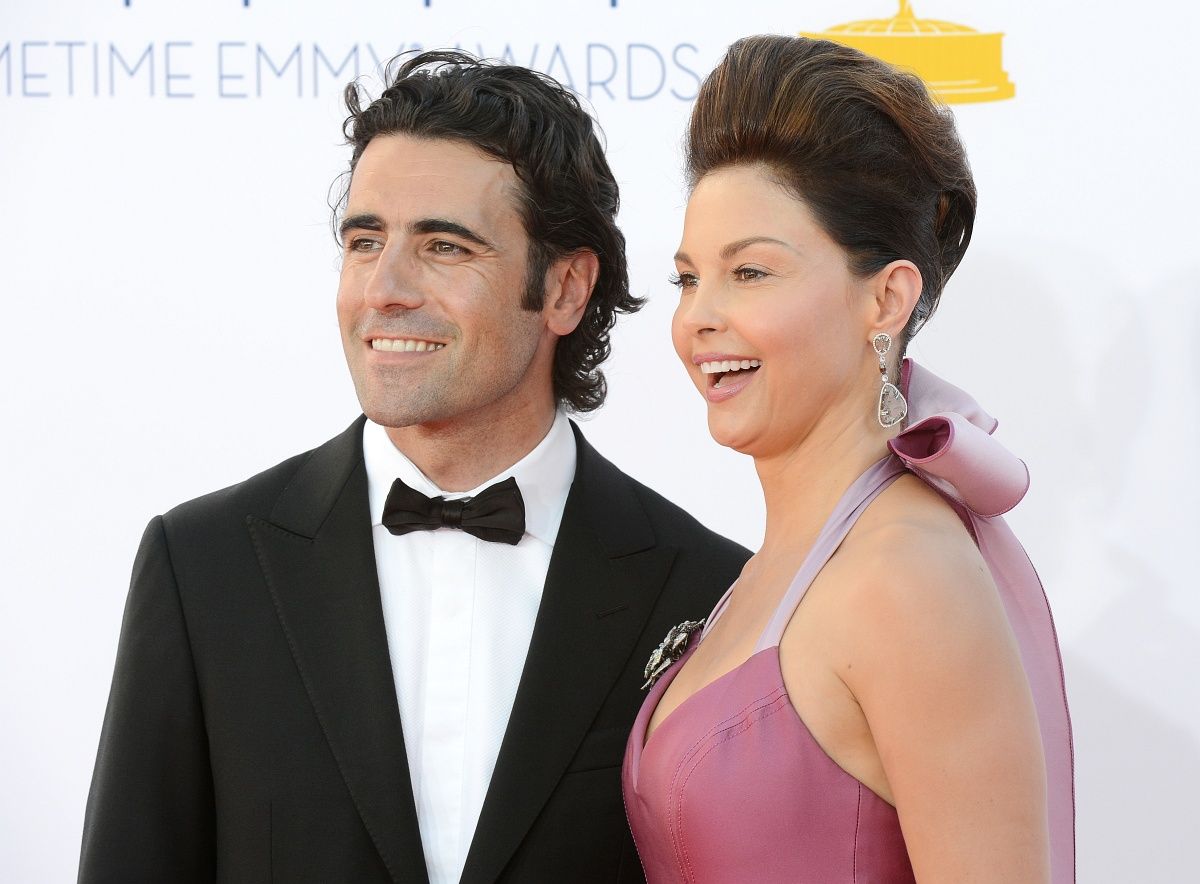 Fotó: Ettől a jóképű autóversenyzőtől válik el Ashley Judd