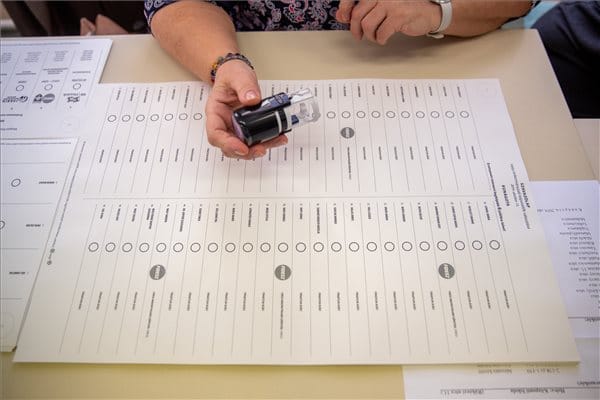Ajándékot lehetne csomagolni az ország legnagyobb szavazólapjába