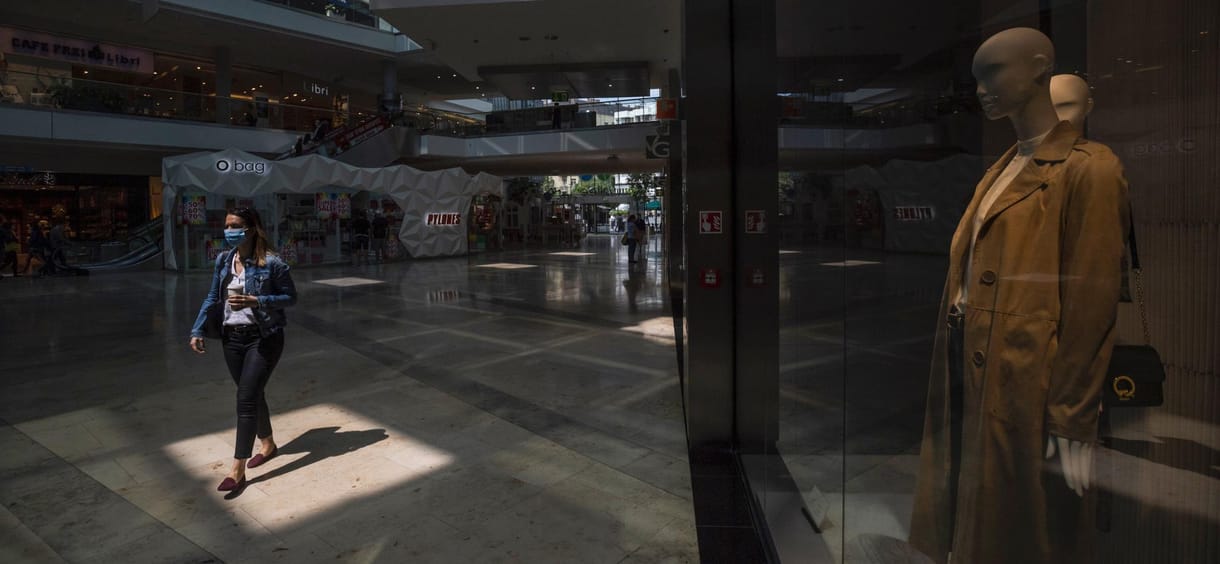 Nem tetszett a vevőknek, hogy zárva a próbafülke - így indult újra az élet a boltokban