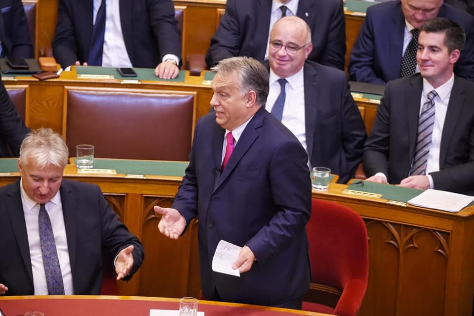 Oda költözik Orbán a Parlamentben, ahonnan kitiltották a sajtót