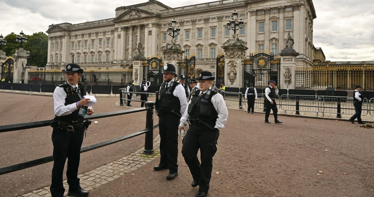 Őrizetbe vettek Londonban egy embert, aki lőszereket dobált a Buckingham-palota kertjébe