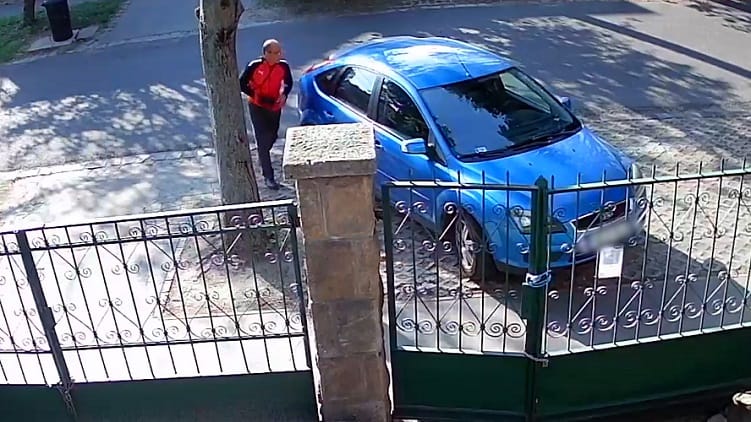 Feltört egy autót és lopott, videó készült a kőbányai tolvajról