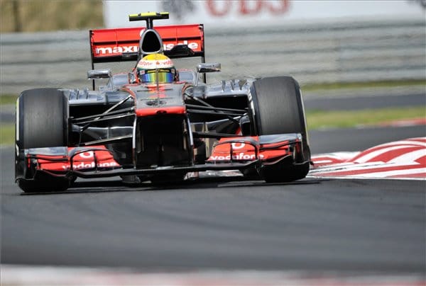 Hamilton szárnyal, de Grosjeantól tart