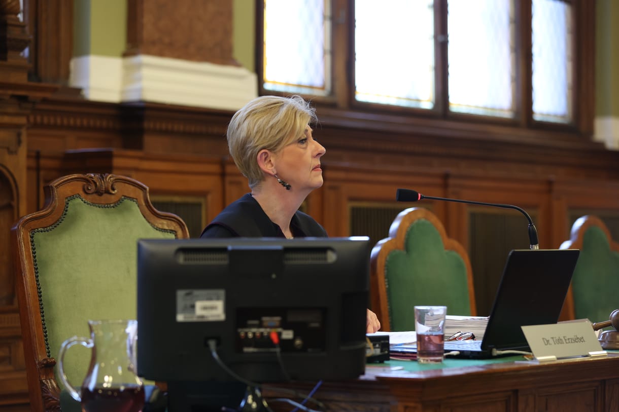 Schadl–Völner-per: Nem ismerte el a bűnösségét a nő, akit százmillióval húzhatott le R. Róbert