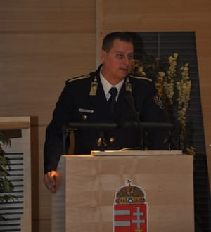 Bilincsben vittek el egy főrendőrt