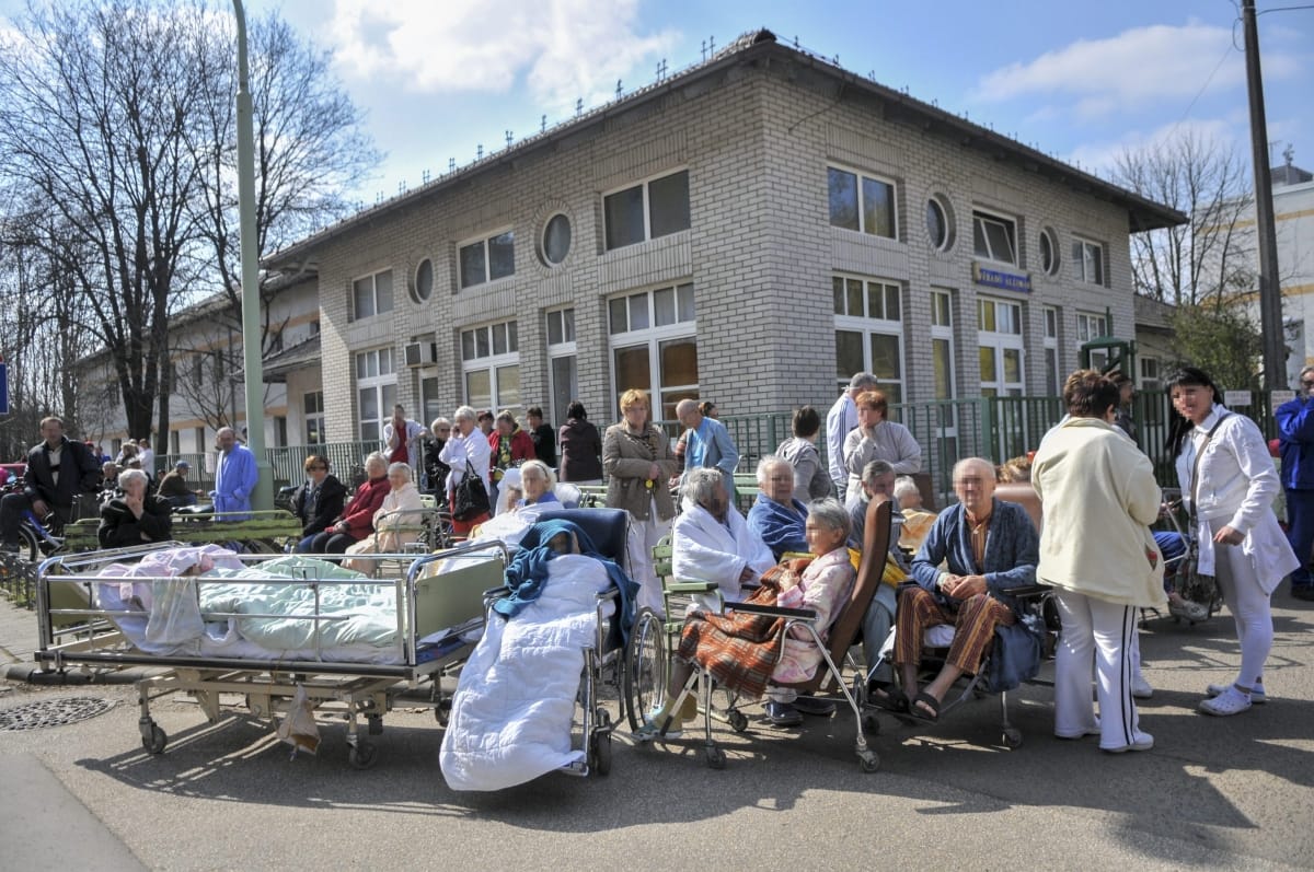 Fotó: Beteg fenyegetőzés miatt volt tele betegekkel a kórházudvar