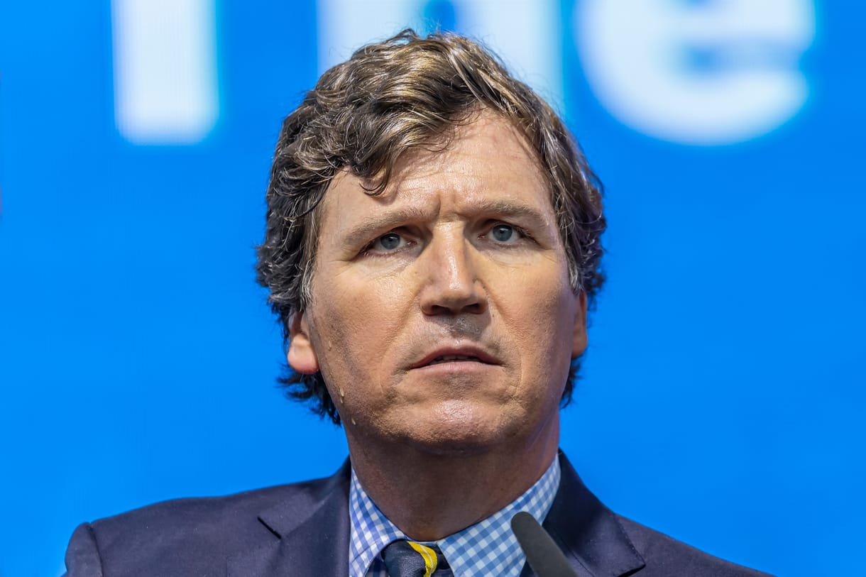 Tucker Carlson nem gondolja, hogy Orbán szereti az oroszokat, csak muszáj szóba állnia velük