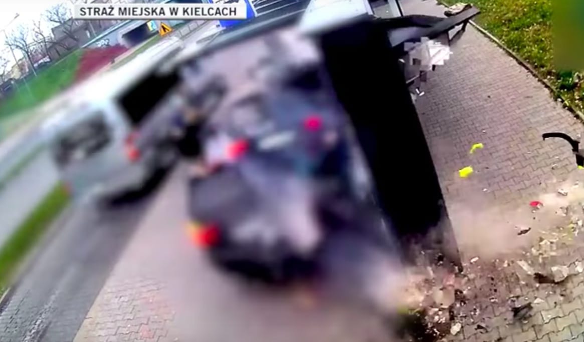 Várakozókkal teli buszmegállóba csapódott autójával a részeg lengyel sofőr – videó