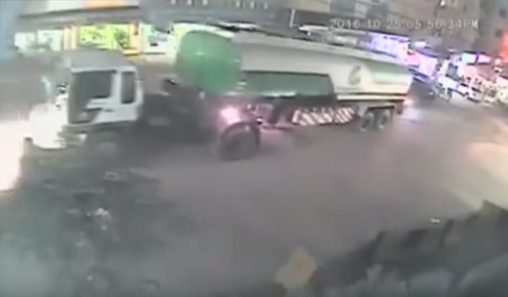 Autóba tolatott a tanker, aztán az egész belobbant – videó