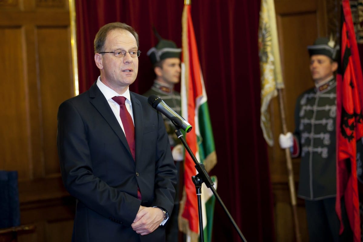 Navracsics: megkülönböztetett elismeréssel jár magyarnak lenni