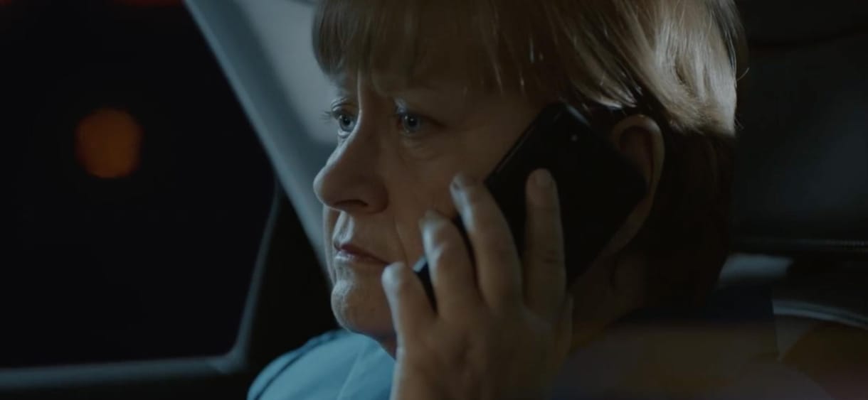 Merkel először kifigurázza Orbánt, de a végére mindkettejükkel kibabrálnak a ZDF filmjében