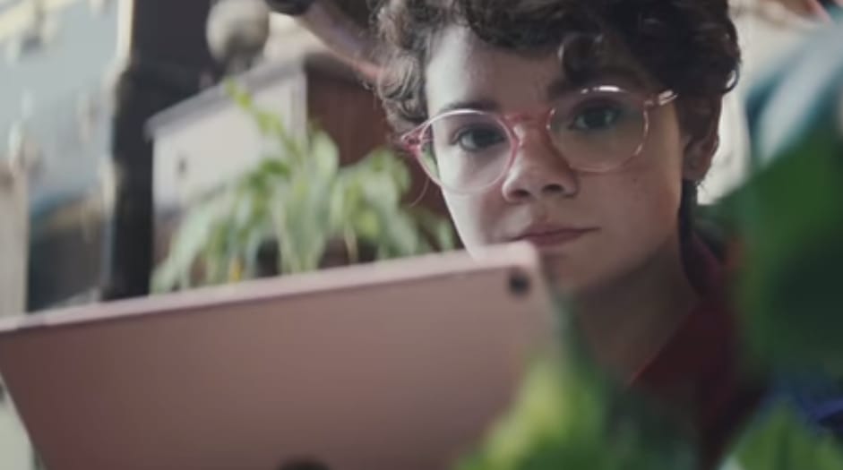 A legszívesebben téglát dobnék a tévébe: irritálja a felhasználókat az Apple egyik reklámja