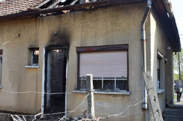 Karjaiban hozta ki a hős zászlós az idős asszonyt az égő, füsttel teli házból