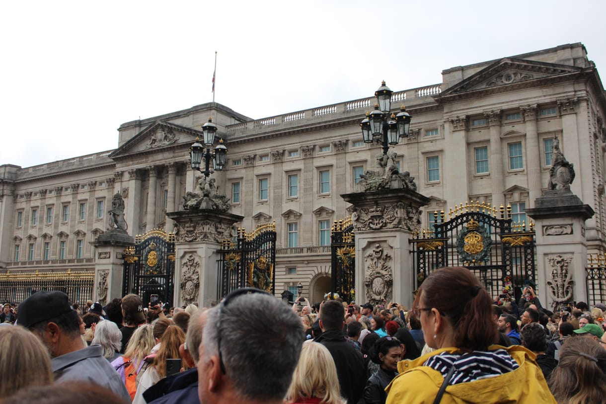 Hivatalosan is új uralkodója van Nagy-Britanniának, megvan II. Erzsébet temetésének időpontja – élőben Londonból