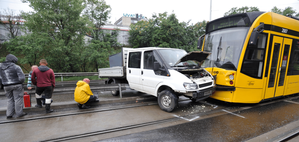 Teherautó és villamos ütközött a Szerémi úton