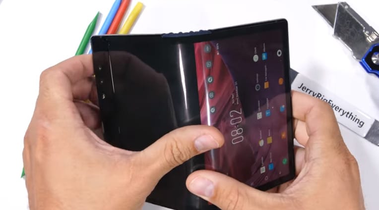 Videó: tortúrateszten a világ valóban legelső összehajtható telefonja