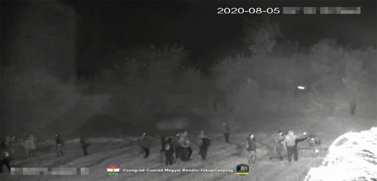 Létrával jött száz menekült a kerítéshez, volt, aki a rendőröket provokálta – videó