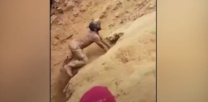 Puszta kézzel ásta ki az embereket a beomlott aranybányából – videó