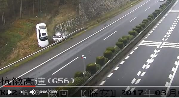 Elképesztő baleset már megint egy autós mobilozása miatt - videó