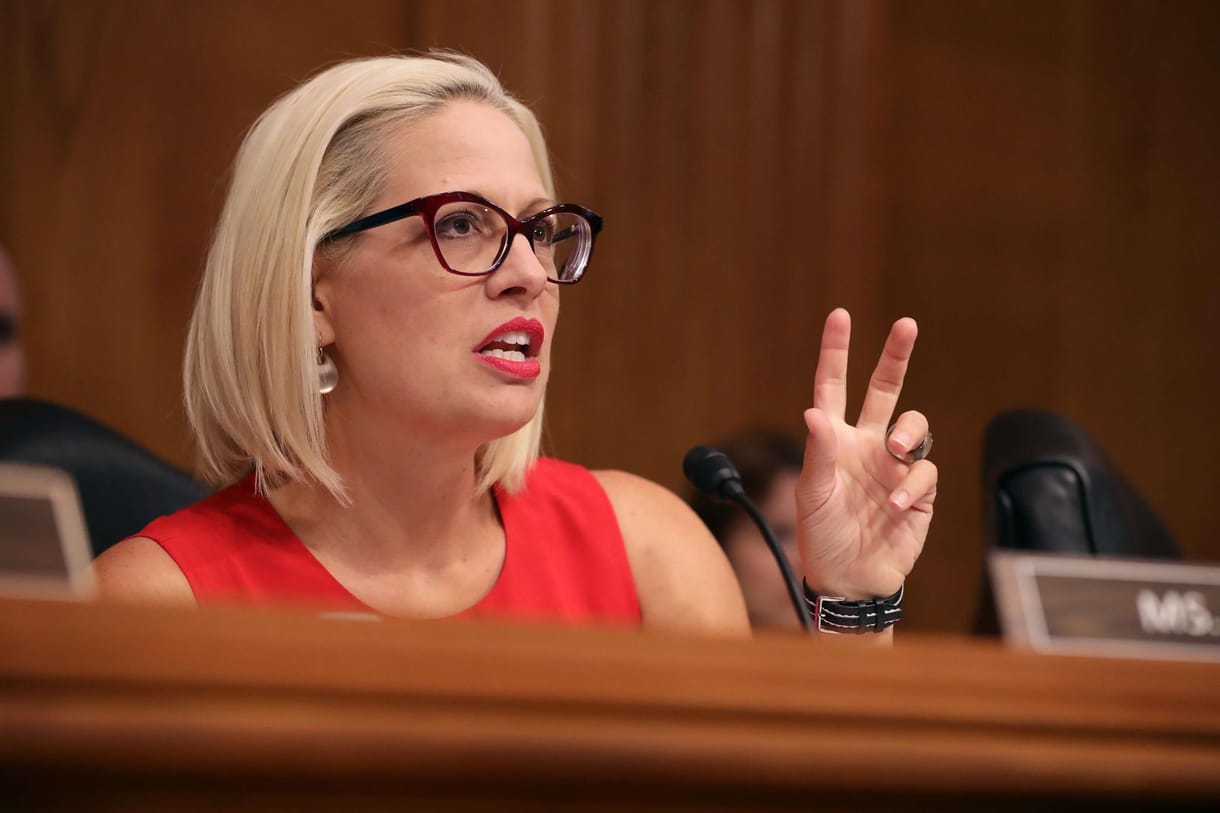 Gyerekkorában elhagyott benzinkúton lakott a szenátornő, aki Biden terveinek az útjában áll