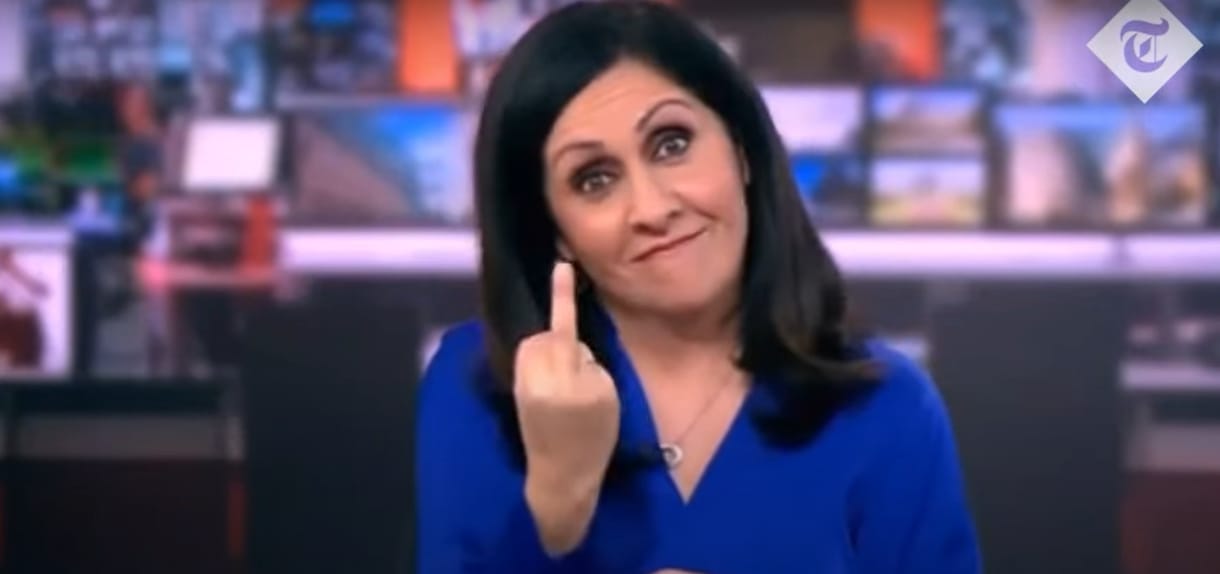 Felkerült a teljes videó, amelyen a BBC hírolvasója a középső ujjával bemutat a kamerának