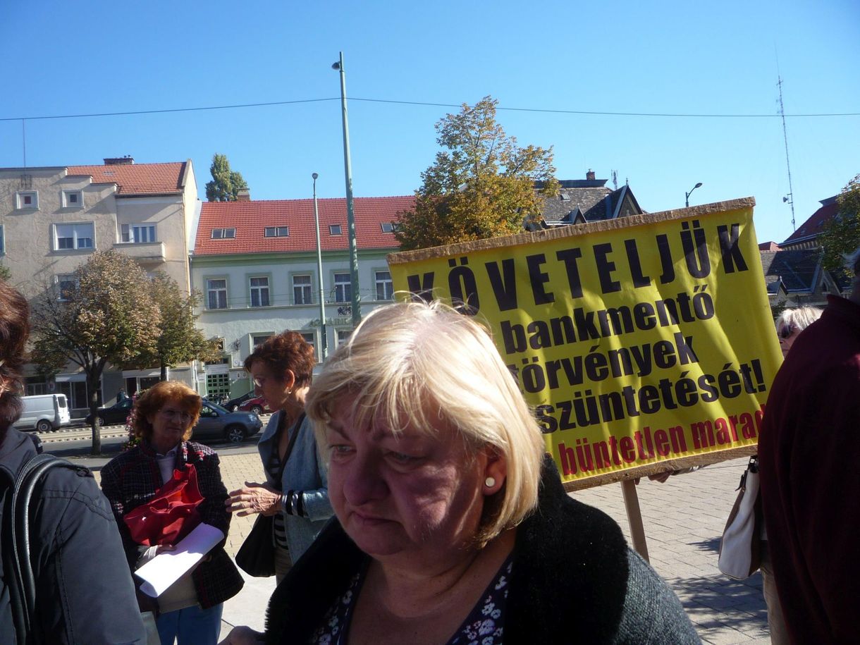 A volt hitelügyintéző is megégette magát, együtt tüntetett devizakárosult sorstársaival